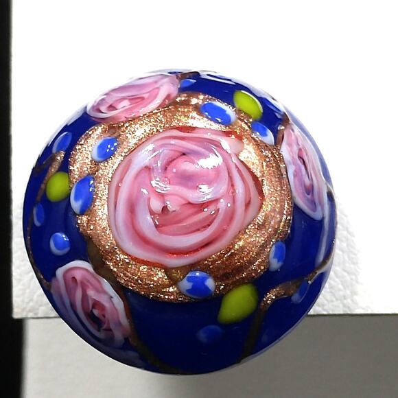 Vintage 1940s Italian Wedding Cake Rose Clip Earrings, Dark Blue Pink Roses - Picture 6 of 10